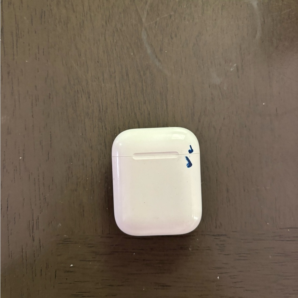 White Wireless Airpods Case